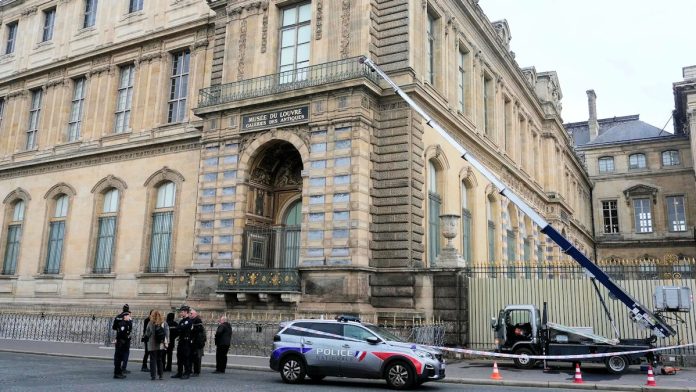 Louvre Museum to Add 100 External Cameras